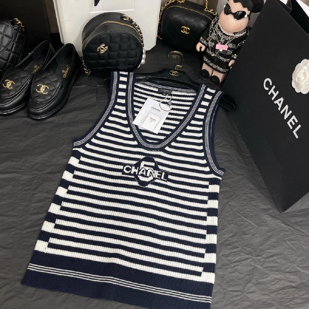 Letter knitted striped vest