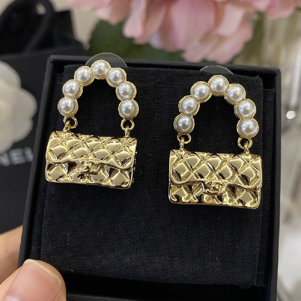 Pearl Earrings In Handbags Shape