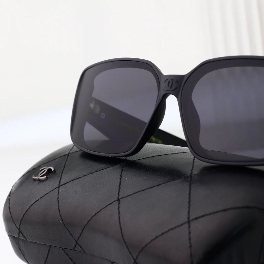 Square frame classic travel sunglasses